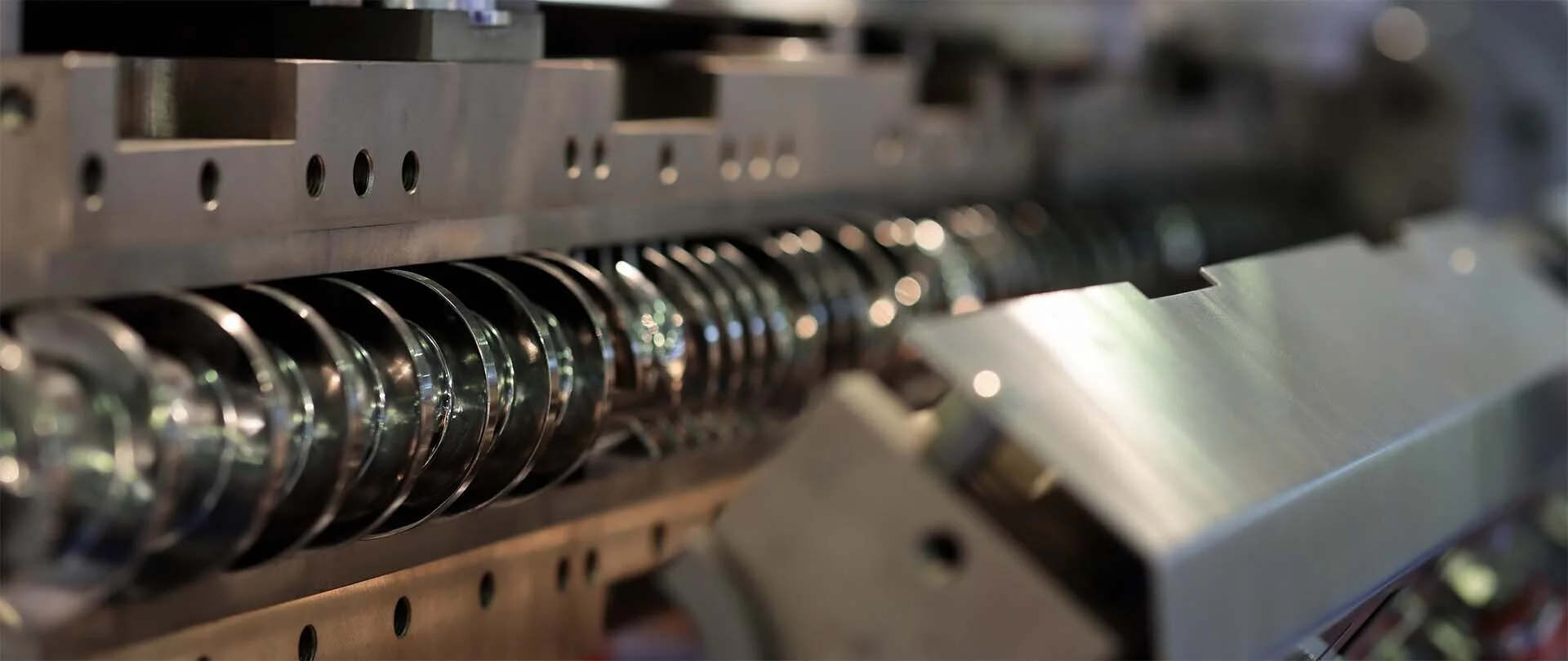 extrusion moulding vs injection moulding manufacturing